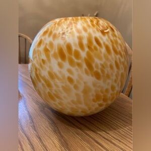 Art glass orb vase 
Approx 8" round
Thick art glass
Tan & white pattern
…
